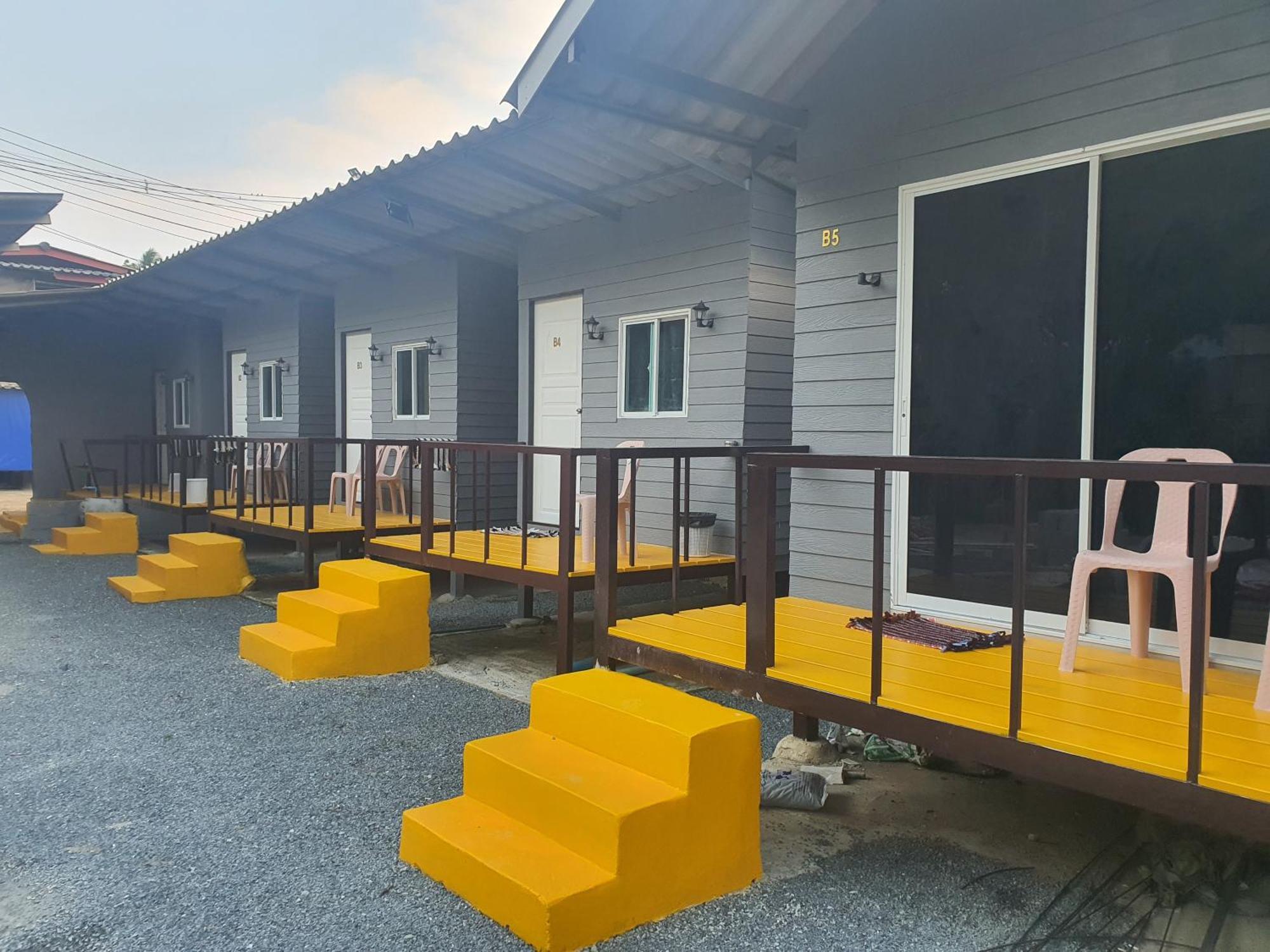 Crazy Monkey Hotel Trat Exterior photo